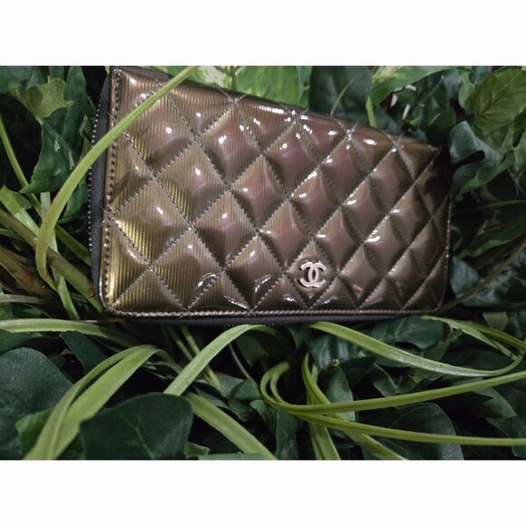 Pristine Condition Chanel Striated Iridescent Patent Leather Zippy Wallet - Picture 3 of 11
